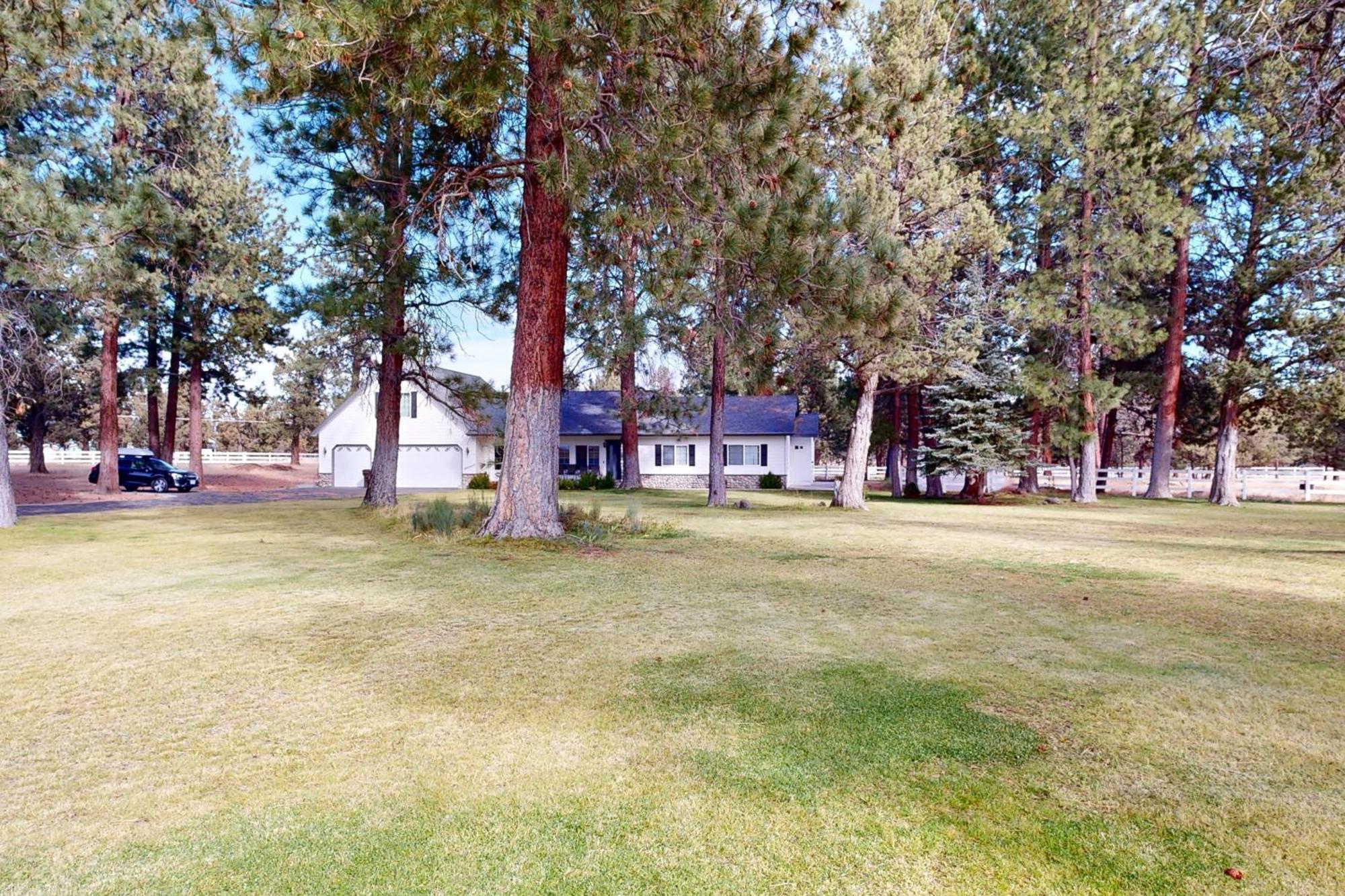 Mitchell'S Resort Sisters Exterior photo